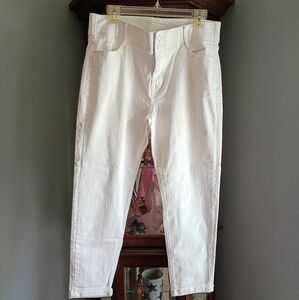 🤑Apt 9 White Capri Jeans NWOT